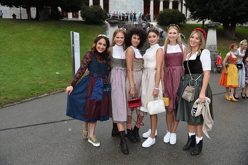 Nina Moghaddam, Pia Riegel, Julianna Townsend, Carolin Niemczyk und Laura Osswald