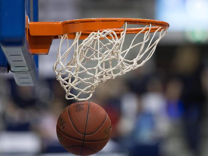 Ein Basketball fällt durch das Netz vom Basketballkorb. Foto: Lukas Schulze/dpa/Symbolbild