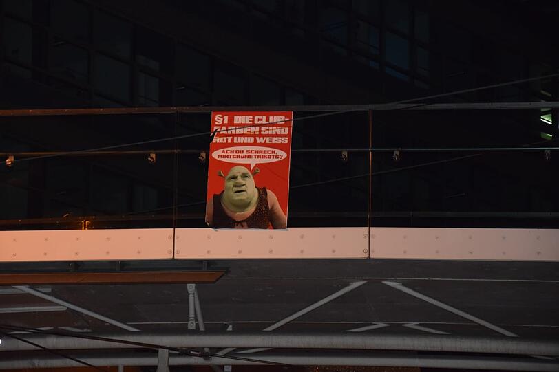 An Anhängern, Litfasssäulen oder über Wahlplakaten - überall in der Stadt sah man zuletzt Plakate der Fan-Initiative "Die Clubfarben sind rot und weiß".