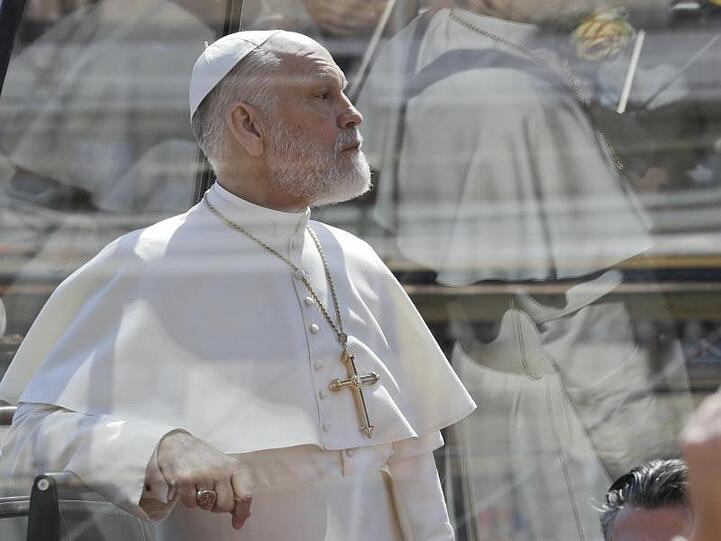 John Malkovich bei den Dreharbeiten zu der Serie "The New Pope" von Regisseur Sorrentino.