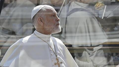 John Malkovich bei den Dreharbeiten zu der Serie "The New Pope" von Regisseur Sorrentino.