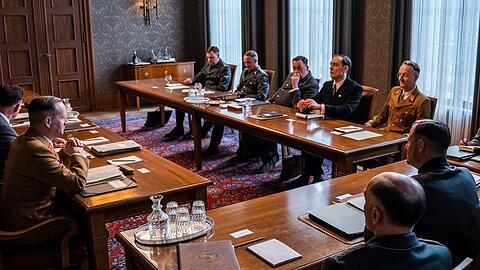 "Die Wannseekonferenz": Im repräsentativen Besprechungssaal sitzen die Teilnehmer an einem Tisch.