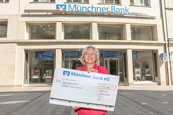 Vorstandsvorsitzende der Münchner Bank eG, Sandra Bindler bei der Scheckübergabe. Vorstandsvorsitzende der Münchner Bank eG, Sandra Bindler bei der Scheckübergabe.