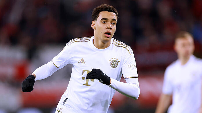 Jamal Musiala hatte sich vor der Länderspielpause gegen Bayer Leverkusen einen Muskelfaserriss zugezogen. Gegen Dortmund ist er aber wieder einsatzbereit.
