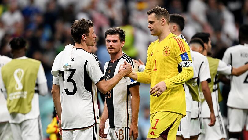 Zwei Oldies für Hansi: Die Bayern-Stars Manuel Neuer und Thomas Müller (l.) sollen baldmöglichst für einen Stimmungsumschwung beim DFB sorgen.