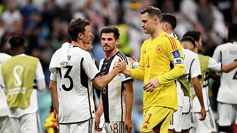 Zwei Oldies für Hansi: Die Bayern-Stars Manuel Neuer und Thomas Müller (l.) sollen baldmöglichst für einen Stimmungsumschwung beim DFB sorgen.