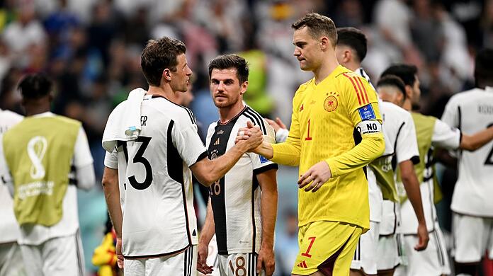 Zwei Oldies für Hansi: Die Bayern-Stars Manuel Neuer und Thomas Müller (l.) sollen baldmöglichst für einen Stimmungsumschwung beim DFB sorgen.