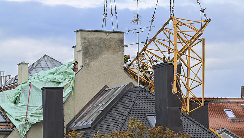 Die völlig zerstörte Wohnung im Dachgeschoss ist seit der Beinahe-Katastrophe nur mit einer Plane notdürftig abgedeckt.