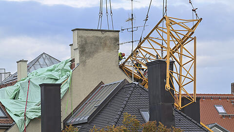 Die völlig zerstörte Wohnung im Dachgeschoss ist seit der Beinahe-Katastrophe nur mit einer Plane notdürftig abgedeckt.