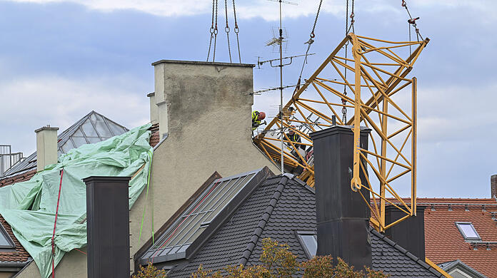 Die völlig zerstörte Wohnung im Dachgeschoss ist seit der Beinahe-Katastrophe nur mit einer Plane notdürftig abgedeckt.