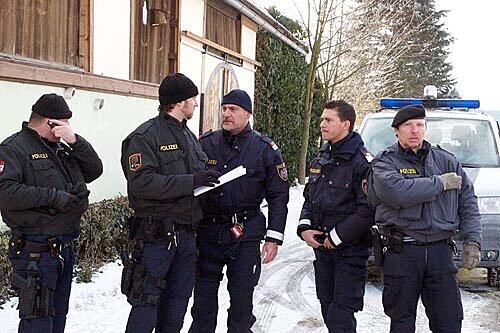 Mitglieder der Cobra Einsatzgruppe beraten sich vor dem Haus, in das sich der 54-Jährige mit seiner Geisel verschanzt hat.