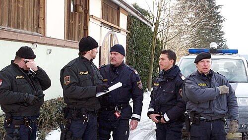 Mitglieder der Cobra Einsatzgruppe beraten sich vor dem Haus, in das sich der 54-Jährige mit seiner Geisel verschanzt hat. Mitglieder der Cobra Einsatzgruppe beraten sich vor dem Haus, in das sich der 54-Jährige mit seiner Geisel verschanzt hat.