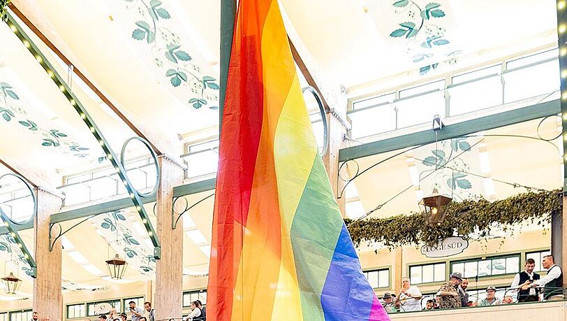 Wiesn-Wirtin Franziska Kohlpaintner hisst mit Designer Adrian Runhof die Regenbogenflagge in der Bräurosl. Wiesn-Wirtin Franziska Kohlpaintner hisst mit Designer Adrian Runhof die Regenbogenflagge in der Bräurosl.