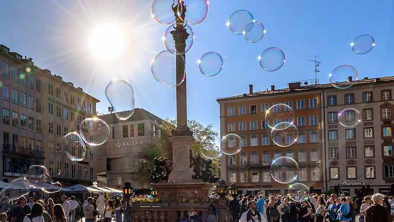 Seifenblasen glitzern in der Abendsonne: Auch an diesem Wochenende ist wieder Sonnenschein angek&uuml;ndigt. Perfekte Bedingungen also f&uuml;r einen Ausflug in die Altstadt.