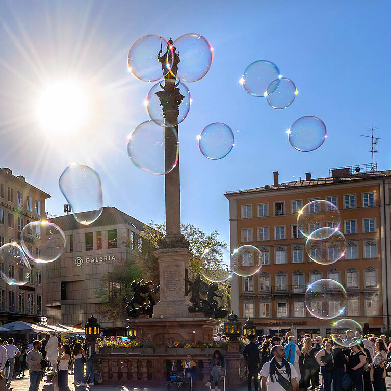 Seifenblasen glitzern in der Abendsonne: Auch an diesem Wochenende ist wieder Sonnenschein angek&uuml;ndigt. Perfekte Bedingungen also f&uuml;r einen Ausflug in die Altstadt.