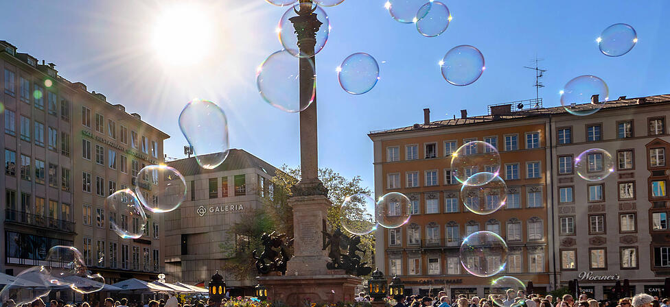 Seifenblasen glitzern in der Abendsonne: Auch an diesem Wochenende ist wieder Sonnenschein angek&uuml;ndigt. Perfekte Bedingungen also f&uuml;r einen Ausflug in die Altstadt.