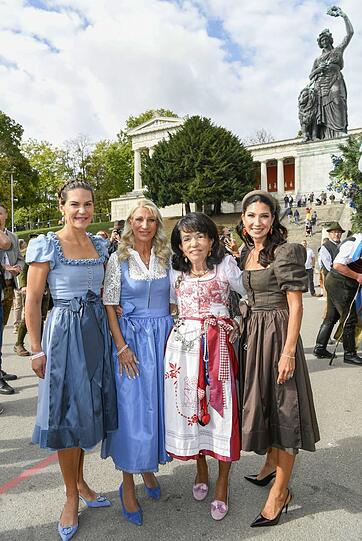 Wenn sie einlädt, kommt sogar Bayerns First Lady: Mietwagen-Königin Regine Sixt (2. v. r.) mit ihren Schwiegertöchtern Andrea (l.) und Noni Sixt (r.) und Karin Baumüller-Söder. Wenn sie einlädt, kommt sogar Bayerns First Lady: Mietwagen-Königin Regine Sixt (2. v. r.) mit ihren Schwiegertöchtern Andrea (l.) und Noni Sixt (r.) und Karin Baumüller-Söder.