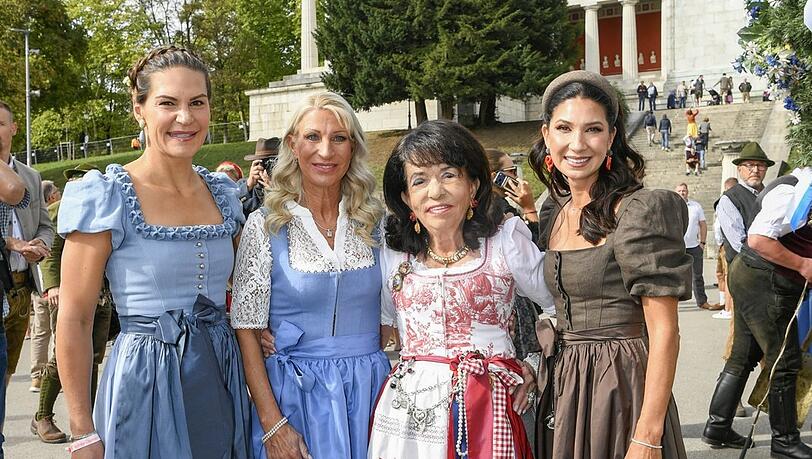 Wenn sie einlädt, kommt sogar Bayerns First Lady: Mietwagen-Königin Regine Sixt (2. v. r.) mit ihren Schwiegertöchtern Andrea (l.) und Noni Sixt (r.) und Karin Baumüller-Söder. Wenn sie einlädt, kommt sogar Bayerns First Lady: Mietwagen-Königin Regine Sixt (2. v. r.) mit ihren Schwiegertöchtern Andrea (l.) und Noni Sixt (r.) und Karin Baumüller-Söder.