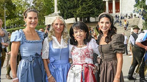Wenn sie einl&auml;dt, kommt sogar Bayerns First Lady: Mietwagen-K&ouml;nigin Regine Sixt (2. v. r.) mit ihren Schwiegert&ouml;chtern Andrea (l.) und Noni Sixt (r.) und Karin Baum&uuml;ller-S&ouml;der.