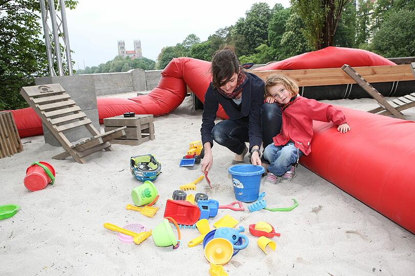 Nicole spielt mit Tochter Anna am "Kulturstrand" an der Isar.