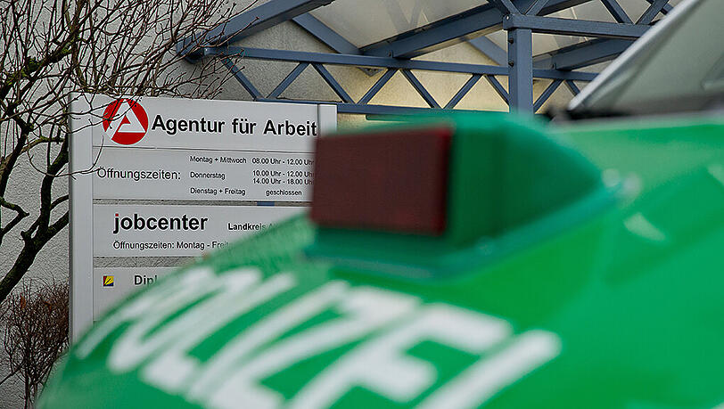 Die Polizei hat das Jobcenter in der Ludwig-Siebert-Straße abgeriegelt.