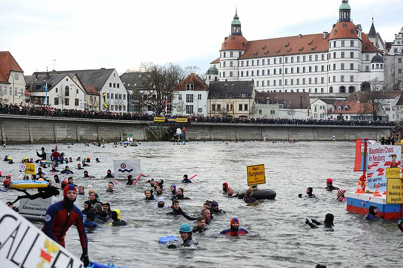 47. Donauschwimmen in Neuburg an der Donau: 2241 wagemutige Teilnehmer haben sich beim größten Winterschwimmen Europas in die eiskalten Fluten gestürzt. Die Bilder.
