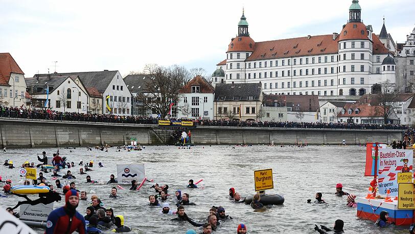 47. Donauschwimmen in Neuburg an der Donau: 2241 wagemutige Teilnehmer haben sich beim größten Winterschwimmen Europas in die eiskalten Fluten gestürzt. Die Bilder. 47. Donauschwimmen in Neuburg an der Donau: 2241 wagemutige Teilnehmer haben sich beim größten Winterschwimmen Europas in die eiskalten Fluten gestürzt. Die Bilder.