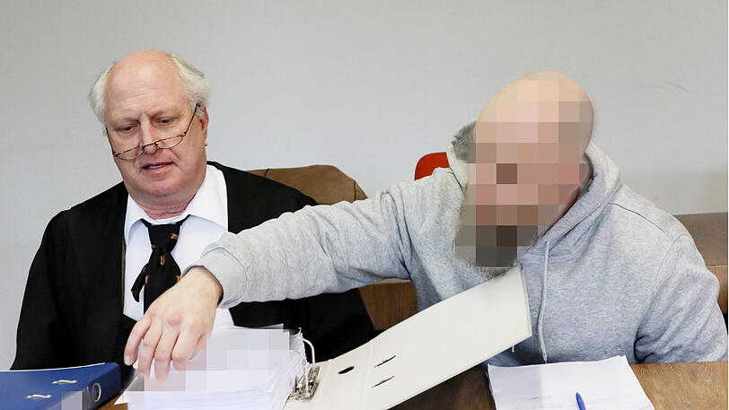 Der Angeklagte mit seinem Anwalt.
