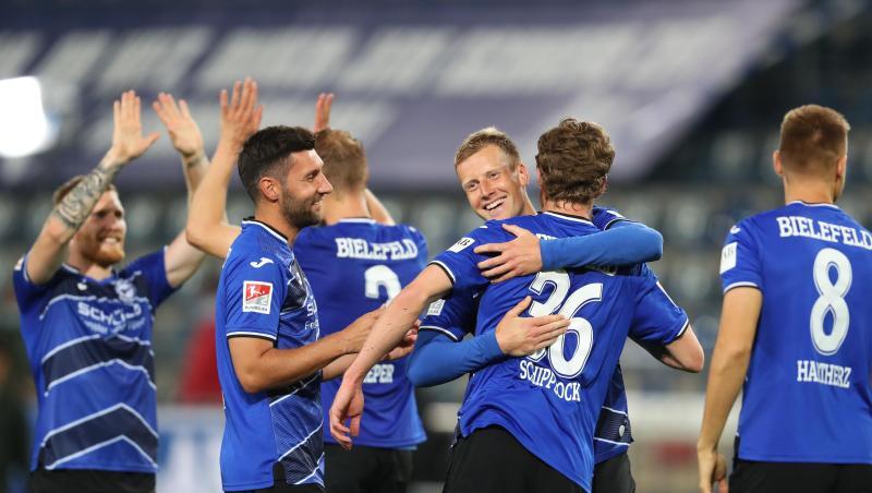 Brian Behrendt (2.vr) von Arminia Bielefeld feiert mit Sven Schipplock und weiteren Mitspielern den Sieg. Brian Behrendt (2.vr) von Arminia Bielefeld feiert mit Sven Schipplock und weiteren Mitspielern den Sieg.