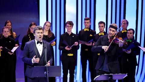 Jonas Kaufmann (l) wird bei der Gedenkfeier für Franz Beckenbauer für weitere ergreifende Momente sorgen.