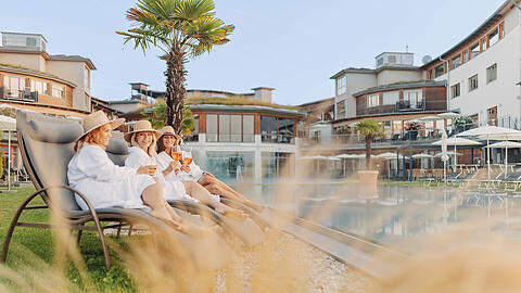 Ein Relax-Massagepool, ein Ladies Dampfbad, ein Ladies Sanarium und zwei großzügige Ruheräume laden zu wunderbaren Wellnessmomenten ein.
