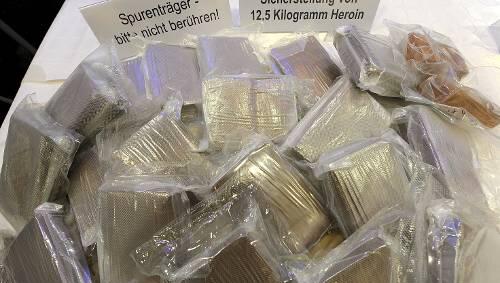 80 Gramm Heroin stellten die Ermittler bei Andreas Zwickl sicher. 80 Gramm Heroin stellten die Ermittler bei Andreas Zwickl sicher.