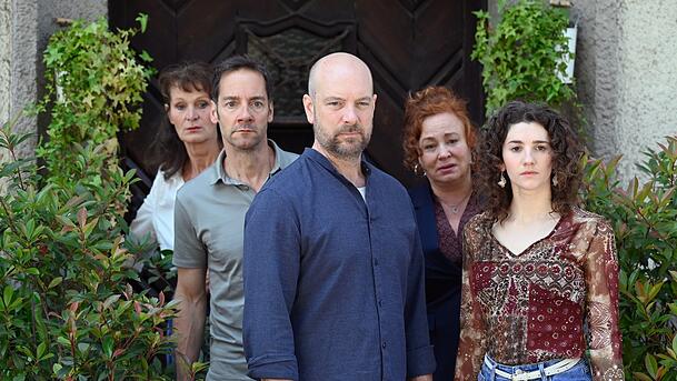 Von links: Hanni Steiger (Barbara Weinzierl), Emil Hurtinger (Oliver B&uuml;rgin), Pfarrer Reiser (Stephan Zinner), Luise Drescher (Petra Bernd) und Carla Seitz (Anuschka Tochtermann).