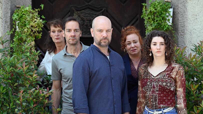 Von links: Hanni Steiger (Barbara Weinzierl), Emil Hurtinger (Oliver B&uuml;rgin), Pfarrer Reiser (Stephan Zinner), Luise Drescher (Petra Bernd) und Carla Seitz (Anuschka Tochtermann).