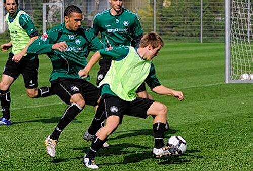 Duell der Trainingsgäste: Der Australier Scott Jamieson (rechts) lässt US-Boy Amaechi Igwe ins Leere laufen.