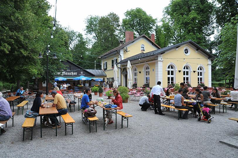 Erste Gäste sitzen wieder draußen: der Biergarten &bdquo;Zum Flaucher&ldquo; in neuem Gewand.