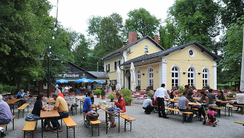 Erste Gäste sitzen wieder draußen: der Biergarten &bdquo;Zum Flaucher&ldquo; in neuem Gewand.