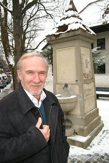 Bürgerreporter Reiner Leichs (56) vor dem Uta-Brunnen. Er ist nach der &bdquo;edlen Frau Uta&ldquo; benannt, die im Mittelalter Trudering beschenkt.