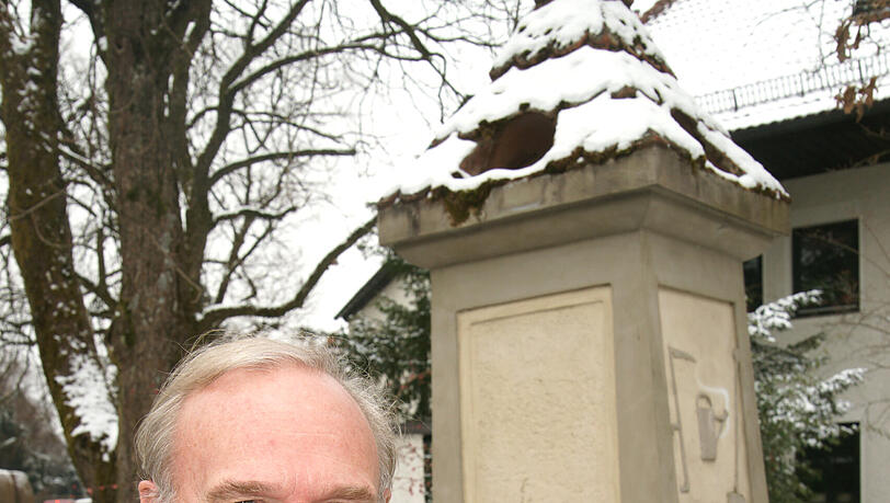 Bürgerreporter Reiner Leichs (56) vor dem Uta-Brunnen. Er ist nach der „edlen Frau Uta“ benannt, die im Mittelalter Trudering beschenkt. Bürgerreporter Reiner Leichs (56) vor dem Uta-Brunnen. Er ist nach der „edlen Frau Uta“ benannt, die im Mittelalter Trudering beschenkt.
