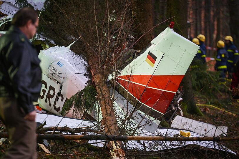 Der Rumpf des zweimotoriges Kleinflugzeuges. Beim Absturz der Maschine sind drei Menschen ums Leben gekommen.