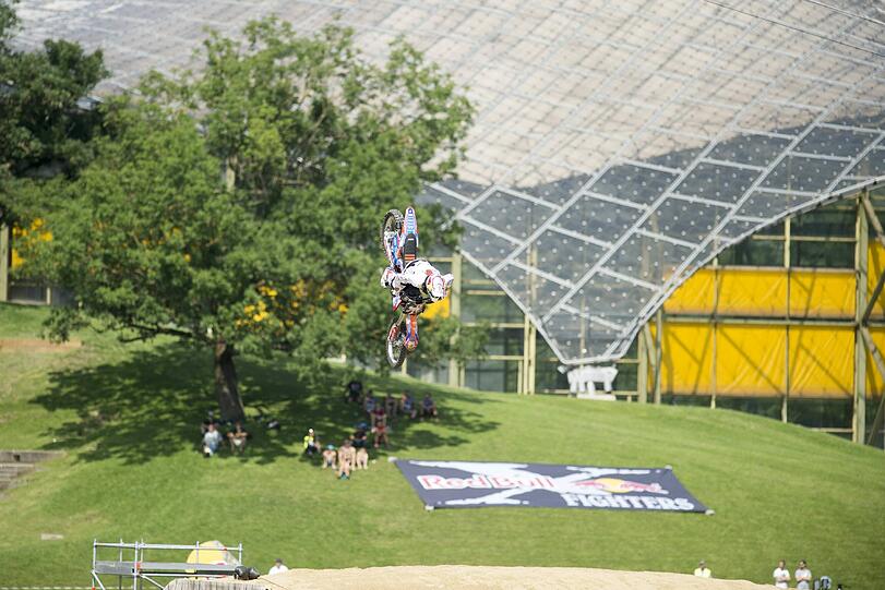 Waghalsige Jumps und das über Wasser. Die Bilder vom Training der X-Fighters auf dem Olympiasee.
