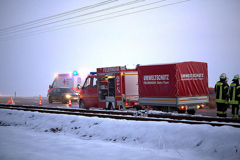 Wenn das Navi am Verkehrsunfall schuld ist: Ein Lieferwagen fuhr auf die Bahnlinie neben der Straße, weil das Navi den Weg dorthin wies.