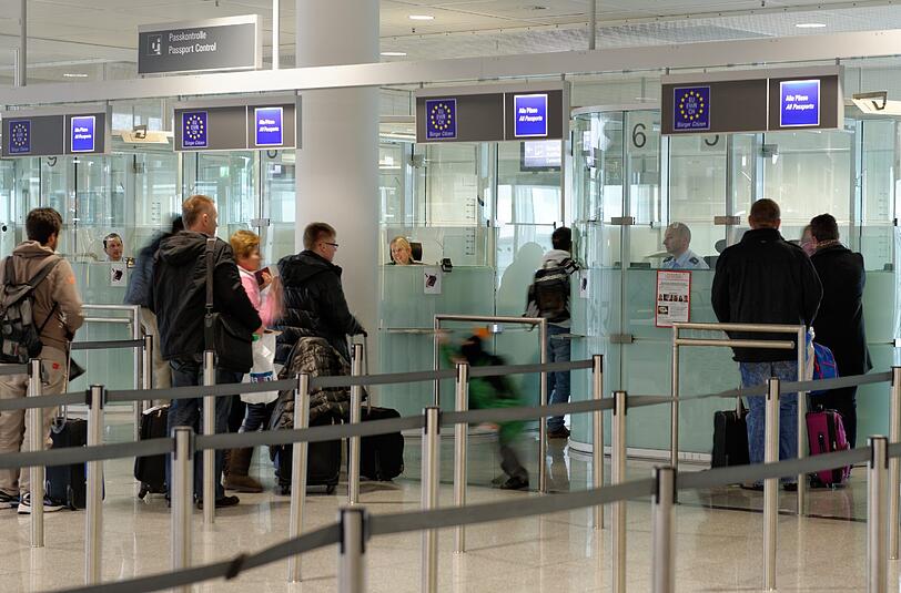 Bei der Passkontrolle fiel den Beamten das gefälschte Reisedokument auf. (Symbolfoto)