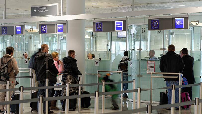 Bei der Passkontrolle fiel den Beamten das gefälschte Reisedokument auf. (Symbolfoto) Bei der Passkontrolle fiel den Beamten das gefälschte Reisedokument auf. (Symbolfoto)