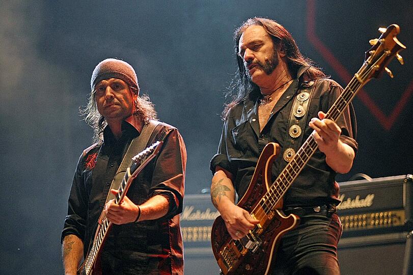 Über sein Gitarrenspiel: "Ich befinde mich auf unsicherem Boden, was technische Kompetenz betrifft, ich gehöre definitiv nicht zu den besten Bassisten. Aber das Publikum kann mir vertrauen. Ich kann mit den Leuten reden, und sie wissen, dass das, was ich sage, kein Bullshit ist." Hier wird Kilmister von Gittarist Phil Campbell begleitet.