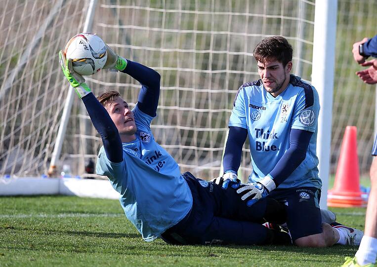 Es kann nur einen geben: In der Vorbereitung kämpften der bisherige Stammkeeper Vitus Eicher (l.) und Ersatztorwart Stefan Ortega mal wieder um die Plätze - nun hat sich Trainer Benno Möhlmann entschieden.