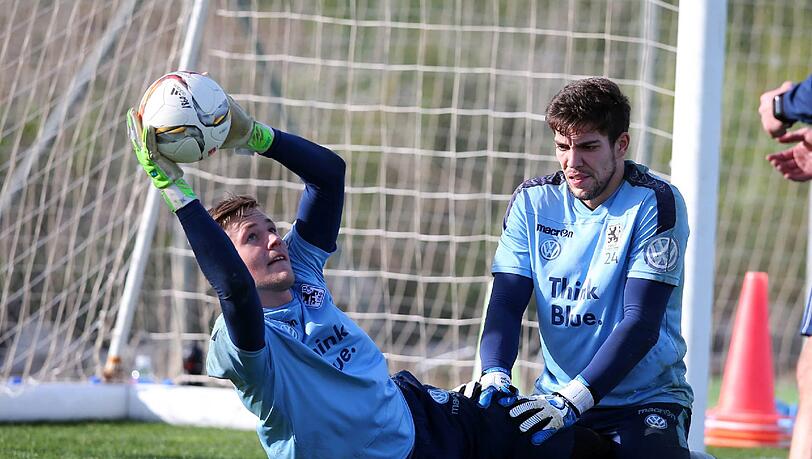 Es kann nur einen geben: In der Vorbereitung kämpften der bisherige Stammkeeper Vitus Eicher (l.) und Ersatztorwart Stefan Ortega mal wieder um die Plätze - nun hat sich Trainer Benno Möhlmann entschieden. Es kann nur einen geben: In der Vorbereitung kämpften der bisherige Stammkeeper Vitus Eicher (l.) und Ersatztorwart Stefan Ortega mal wieder um die Plätze - nun hat sich Trainer Benno Möhlmann entschieden.