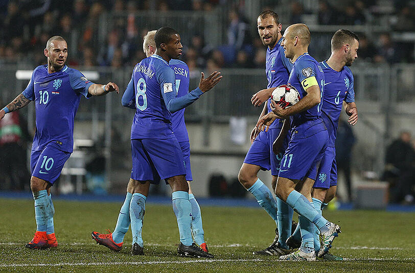 Bayern-Profi Arjen Robben (mit Ball) war nicht einverstanden mit der Leistung des niederländischen Nationalteams beim 3:1 gegen Luxemburg.