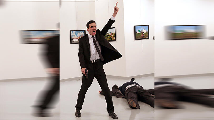 Das Foto des türkischen Fotografen Burhan Ozbilici zeigt den türkischen Polizisten, der am 19. Dezember 2016 in einer Galerie in Ankara (Türkei) den russischen Botschafter Andrej Karlow erschießt. Das Bild von Ozbilici von der Nachrichtenagentur AP wird als Weltpressefoto des Jahres ausgezeichnet, teilte die Stiftung World Press Photo am Montag in Amsterdam mit.