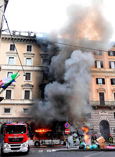 Der Linienbus ist in unmittelbarer Nähe des berühmten Trevi-Brunnens in Rom in Flammen aufgegangen. Das Feuer mitten im touristischen Zentrum der italienischen Hauptstadt sei gut eine Stunde nach dem Ausbruch gelöscht worden.
